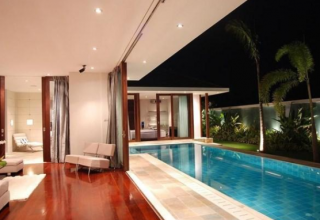 Ruang Tamu dan Kolam Renang