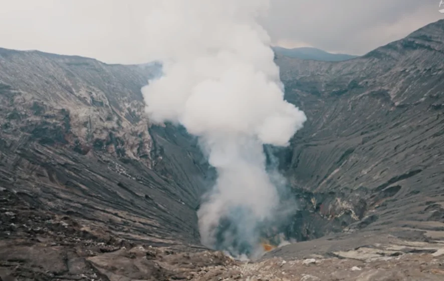 kawah indah Gunung Bromo Surga Wisata Alam di Jawa Timur